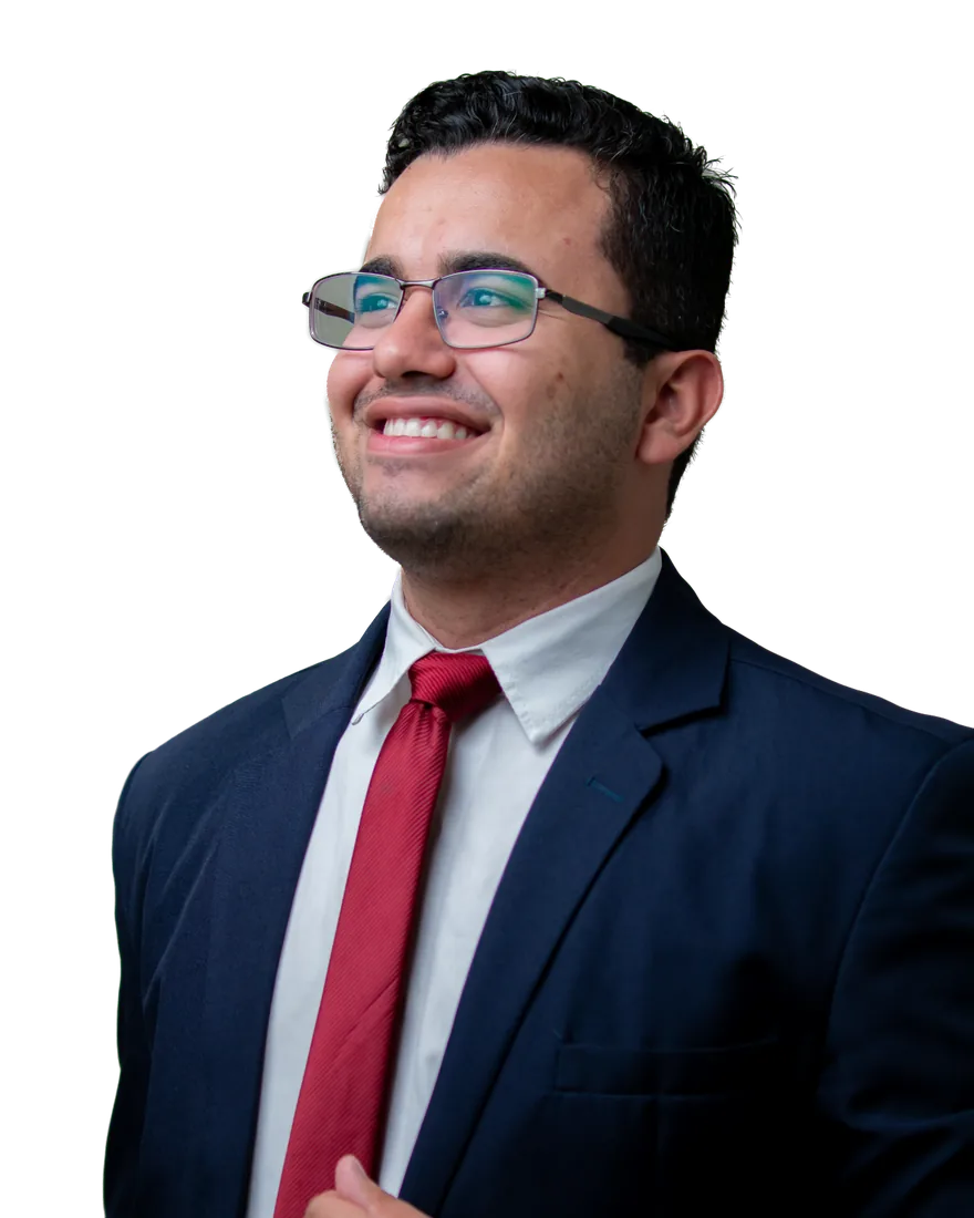 João Vitor Lima Andrião, fundador da Prevvida, de terno, olhando para o lado e sorrindo