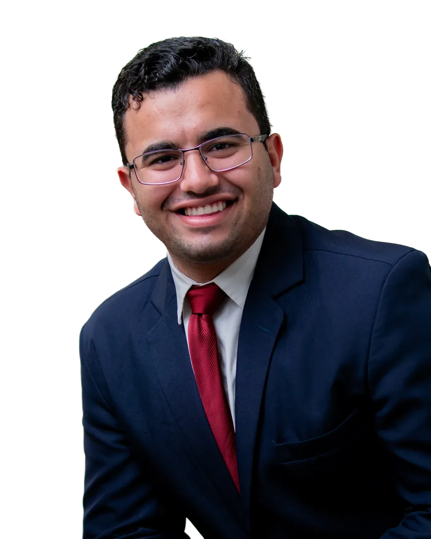 João Vitor Lima Andrião, fundador da Prevvida, sorrindo, de terno azul-marinho